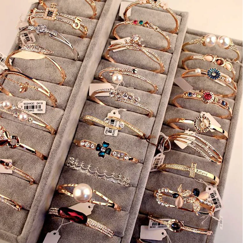 Various popular women Bangle bracelets 18K Rose Gold Open Charm Bangles jewelry fashion zircon geometric alloy bracelet 2021, As picture
Various popular women Bangle bracelets 18K Rose Gold Open Charm Bangles jewelry fashion zircon geometric alloy bracelet 2021, As picture
