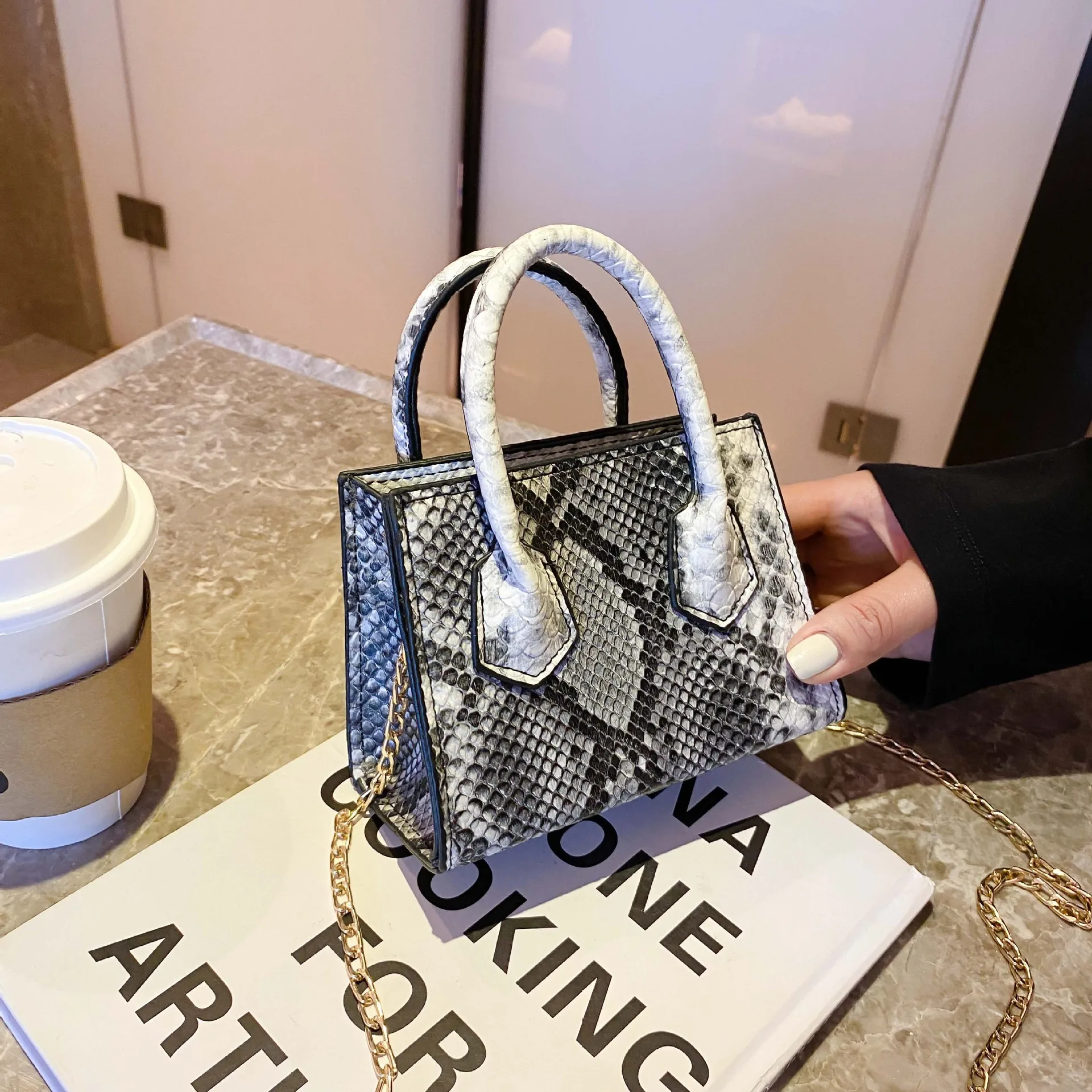 Female Snake Print Totes Luxury Hand Bags Brand Purses Handbags 2021 Women Designer Small Chunky Shoulder Crossbody Bags
Female Snake Print Totes Luxury Hand Bags Brand Purses Handbags 2021 Women Designer Small Chunky Shoulder Crossbody Bags