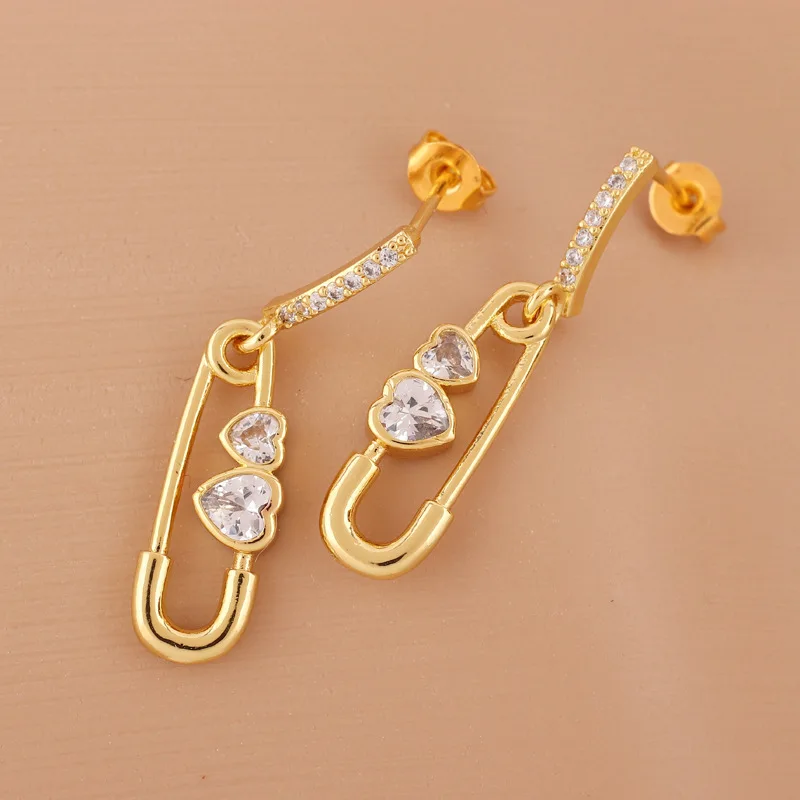 Trendy Hot Sale Luxury CZ Zircon Pin Shaped Earrings 18K Gold Plated Cubic Zirconia Heart Paper Clip Earrings For Ladies Girls
Trendy Hot Sale Luxury CZ Zircon Pin Shaped Earrings 18K Gold Plated Cubic Zirconia Heart Paper Clip Earrings For Ladies Girls