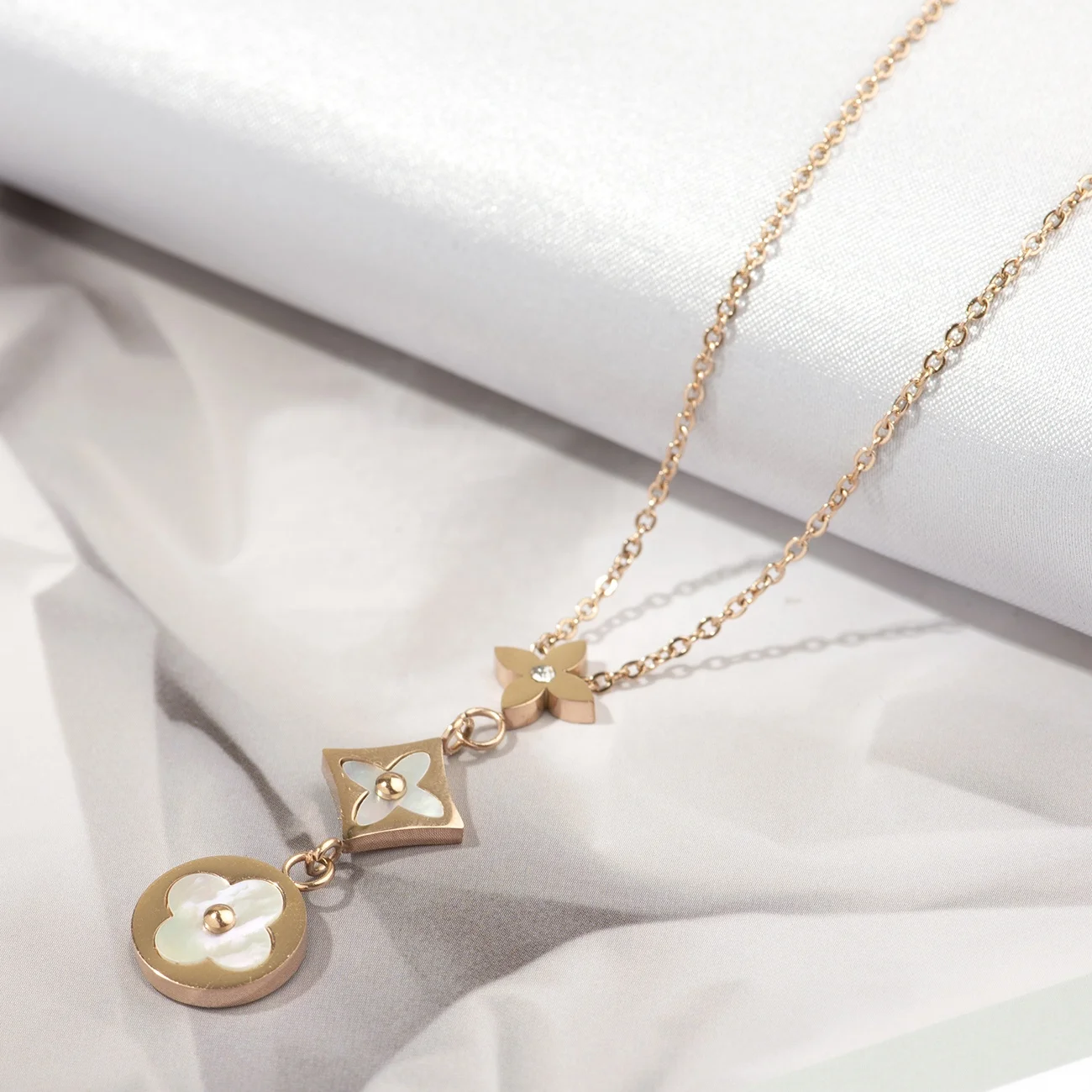 2021 New Arrival Designer Jewelry 18K Gold Stainless Steel Roman numerals gold necklace designs for women
2021 New Arrival Designer Jewelry 18K Gold Stainless Steel Roman numerals gold necklace designs for women