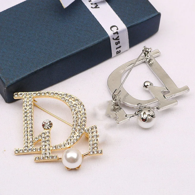 Popular letter D home luxury brooch lady studded with natural fashion generous pearl brooch sweater coat brooch
Popular letter D home luxury brooch lady studded with natural fashion generous pearl brooch sweater coat brooch