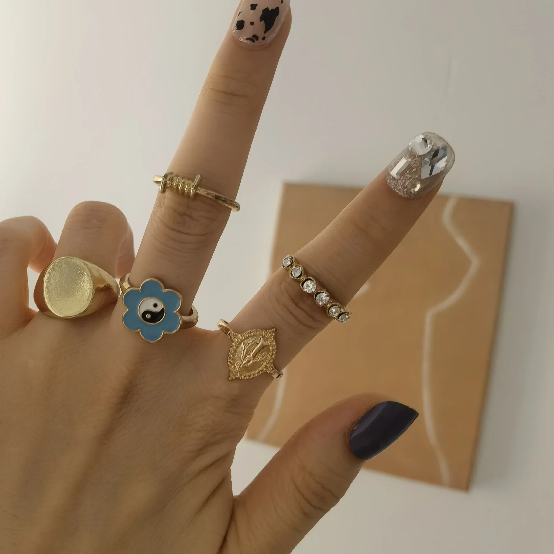 Good Quality 5 Pcs Oil Drip Tai Chi Flower Ring Set Glossy Polished Gold Plating Crystal Rhinestone Virgin Mary Finger Ring Set
Good Quality 5 Pcs Oil Drip Tai Chi Flower Ring Set Glossy Polished Gold Plating Crystal Rhinestone Virgin Mary Finger Ring Set