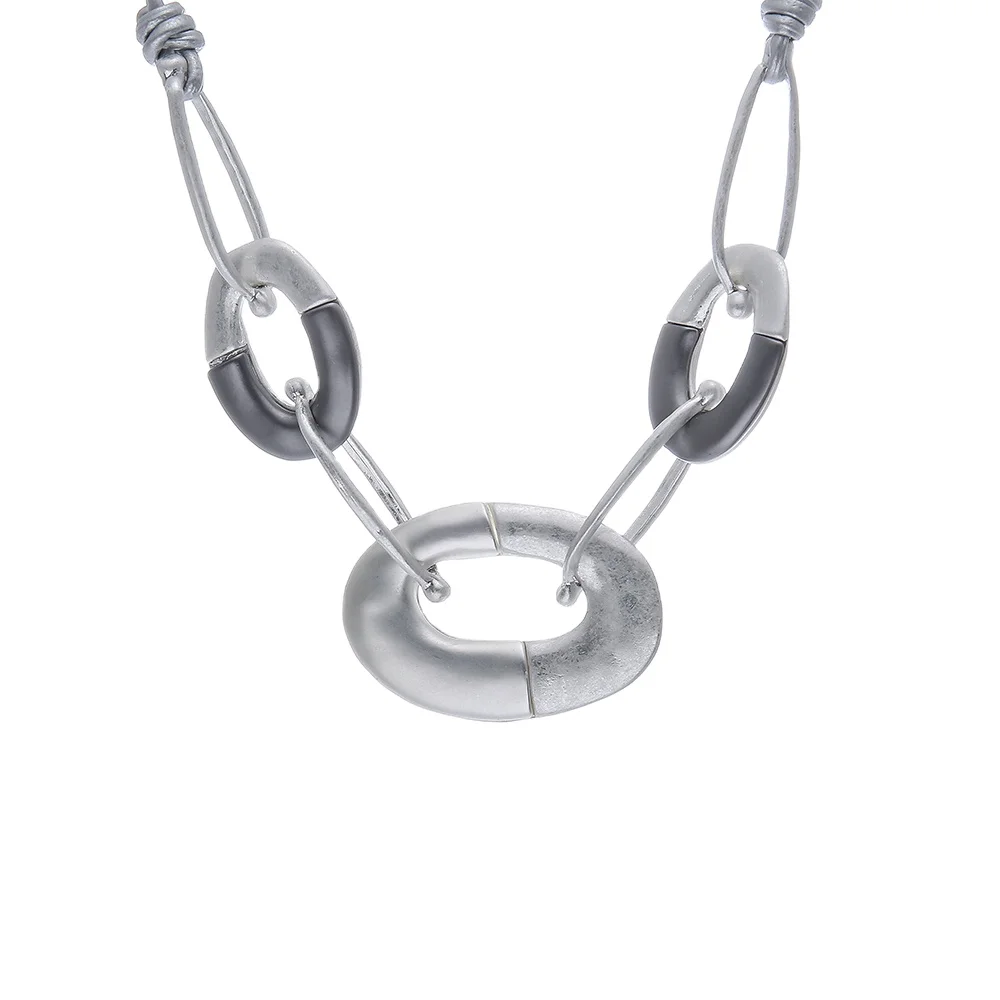 2021 Hot selling fashion ladies oval collarbone necklace leather rope two-color necklace jewelry necklace
2021 Hot selling fashion ladies oval collarbone necklace leather rope two-color necklace jewelry necklace