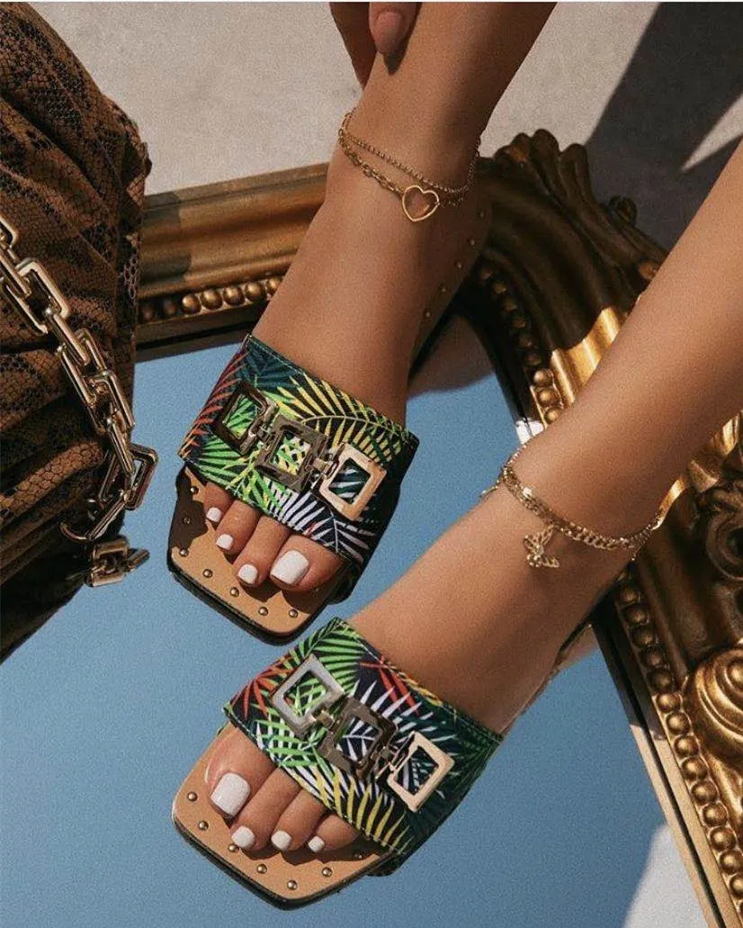 Large size ins hot sell rivet flat sandals female leopard print beach women's slippers slide sandals
Large size ins hot sell rivet flat sandals female leopard print beach women's slippers slide sandals