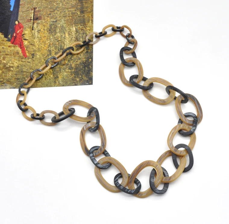 Stylish wooden texture chain neck jewelry for women fashion acrylic resin wood necklace