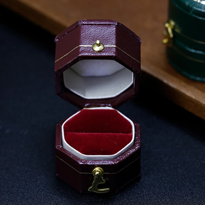 Victoria mini retro ring pendulum props jewelry box retro jewelry box octagonal ring box spot
Victoria mini retro ring pendulum props jewelry box retro jewelry box octagonal ring box spot
