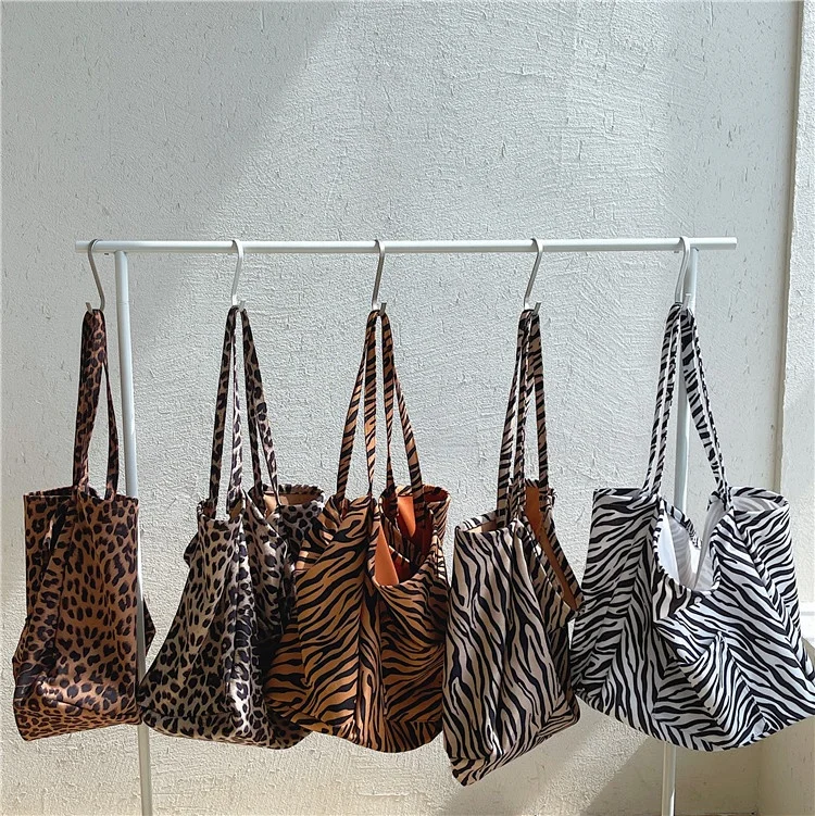 New products leisure portable shoulder bag fashion leopard print shopping bag large capacity zebra print women's tote bag 
New products leisure portable shoulder bag fashion leopard print shopping bag large capacity zebra print women's tote bag