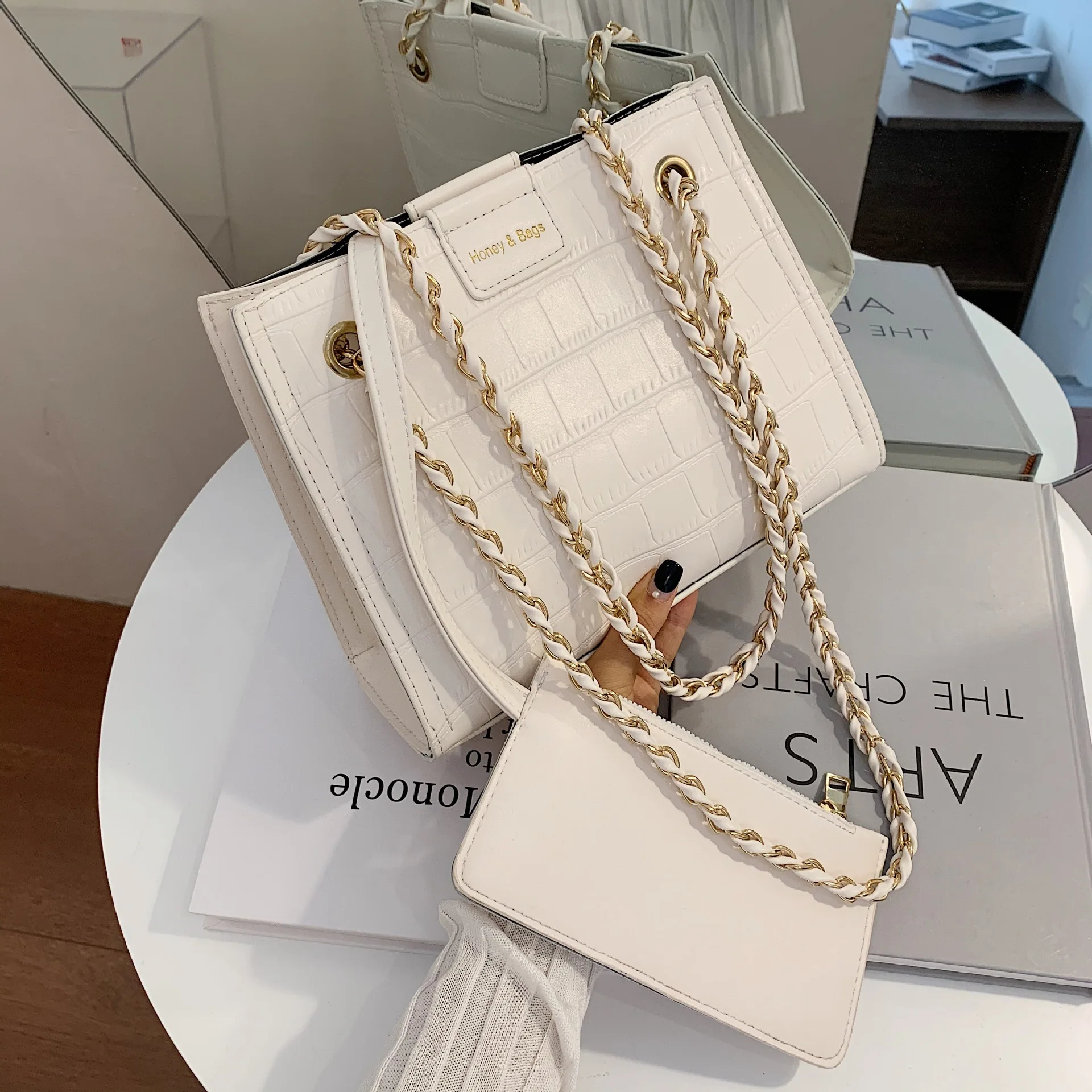 Chinese manufacturer messenger bag fashion all-match small square bag lady bags vendor spot ladies tote
Chinese manufacturer messenger bag fashion all-match small square bag lady bags vendor spot ladies tote
