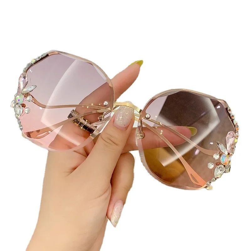 2022 New Style Rimless Color Rhinestone Sunglasses Skinny Face Big Frame Sunglasses Women Custom
2022 New Style Rimless Color Rhinestone Sunglasses Skinny Face Big Frame Sunglasses Women Custom