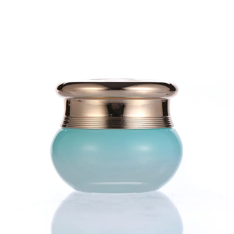 wyjątkowa kremowa butelka z kremem z lewej strony