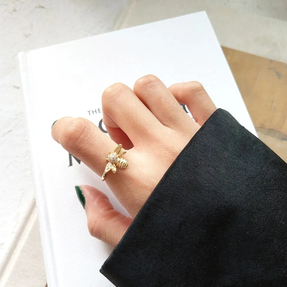 New Arrival Fashionable 925 Sterling Silver Thin Bee Adjustable Ring 18K Gold Plated Zircon Bee Open Finger Rings Women Jewelry
New Arrival Fashionable 925 Sterling Silver Thin Bee Adjustable Ring 18K Gold Plated Zircon Bee Open Finger Rings Women Jewelry