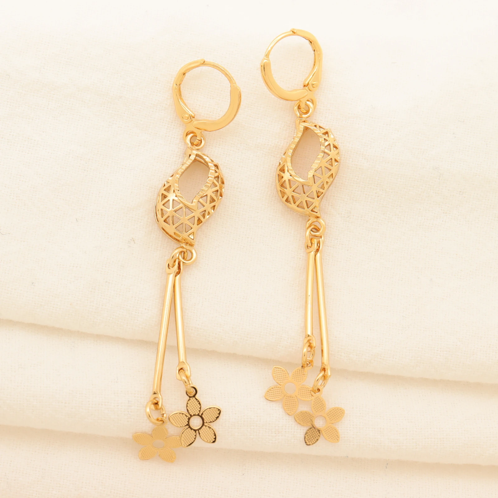 classic high quality 24K Gold plating simple geometric pendant star Tassel Hook drop Earrings for Women Jewelry
classic high quality 24K Gold plating simple geometric pendant star Tassel Hook drop Earrings for Women Jewelry