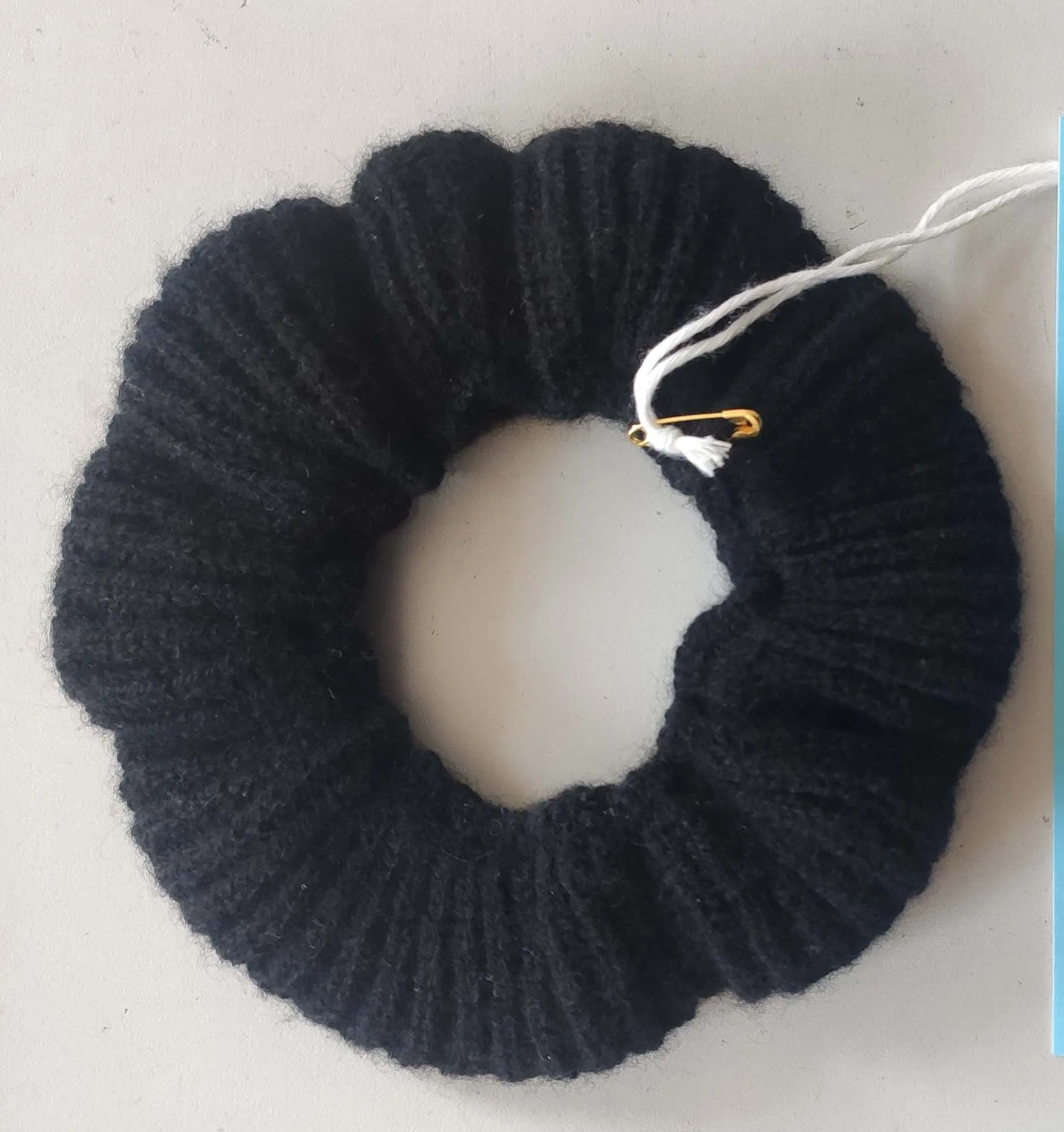 WOMEN'S 100% CASHMERE KNITTED SCRUNCHIE
WOMEN'S 100% CASHMERE KNITTED SCRUNCHIE