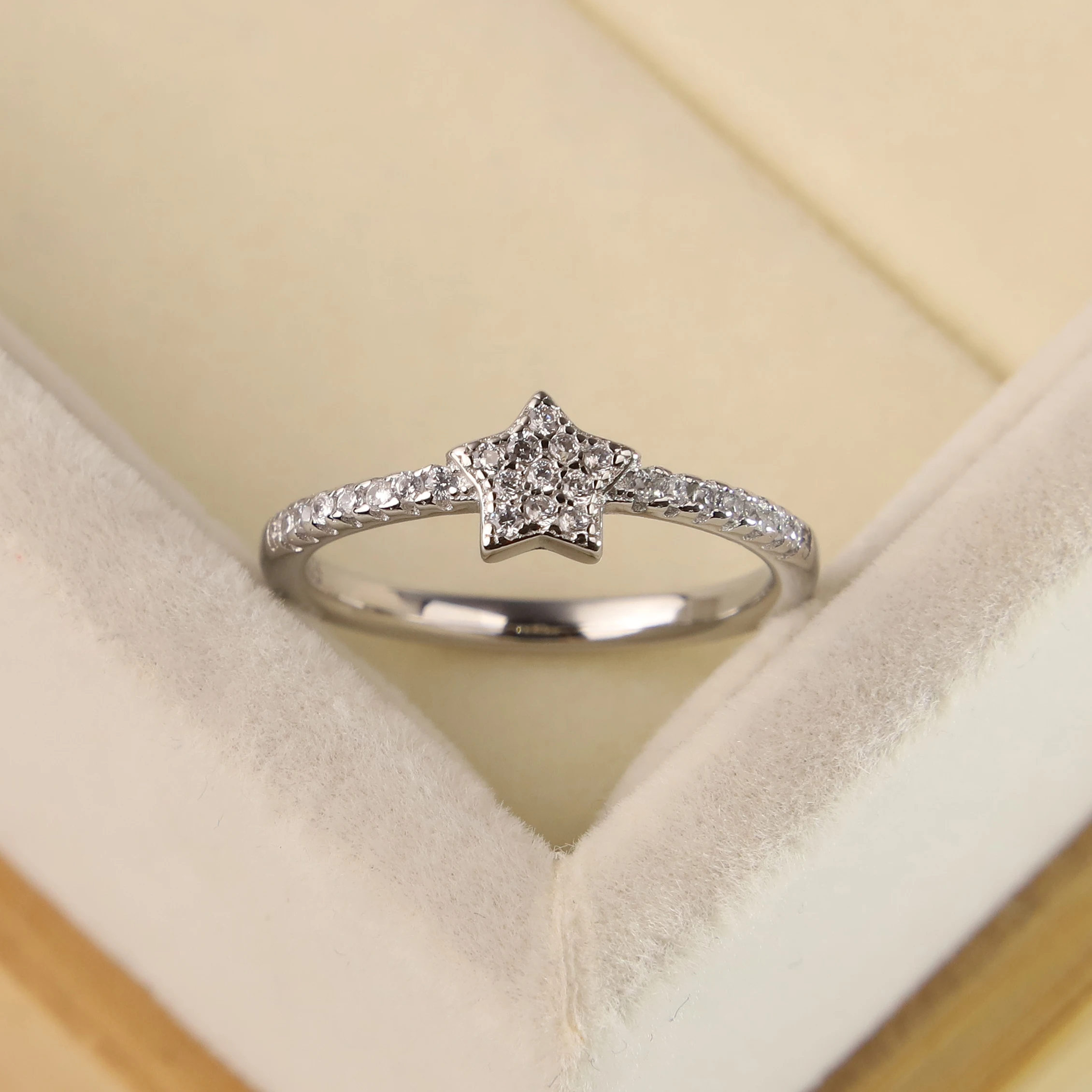 Korean version of the stylish simple S925 silver five-point star full of diamond ring zircon engagement gift
Korean version of the stylish simple S925 silver five-point star full of diamond ring zircon engagement gift
