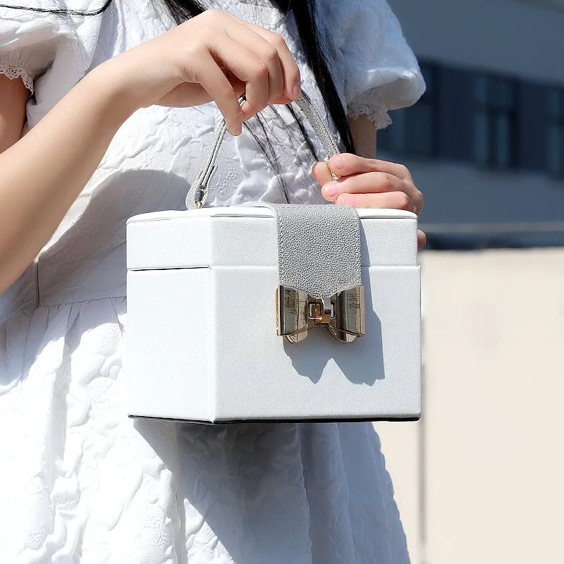 New Style leather Butterfly jewelry box travel jewelry organizer case large travel jewelry box wholesale with handle
New Style leather Butterfly jewelry box travel jewelry organizer case large travel jewelry box wholesale with handle
