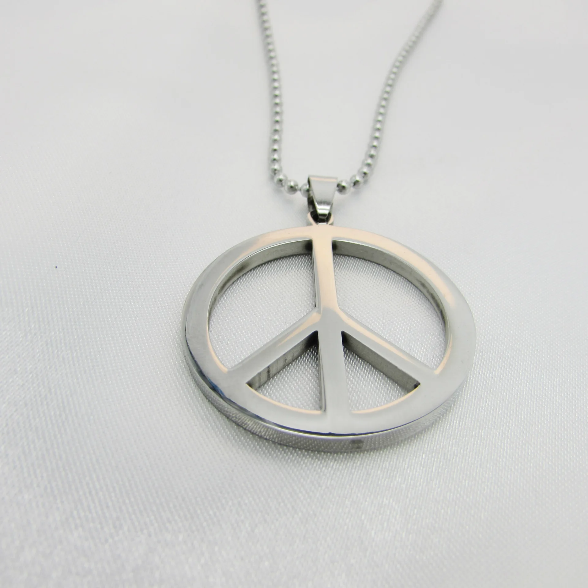 Wholesale Anti-War Peace Sign Pendant Necklace Japanese and Korean Fashion Jewelry Men and Women Same Style
Wholesale Anti-War Peace Sign Pendant Necklace Japanese and Korean Fashion Jewelry Men and Women Same Style
