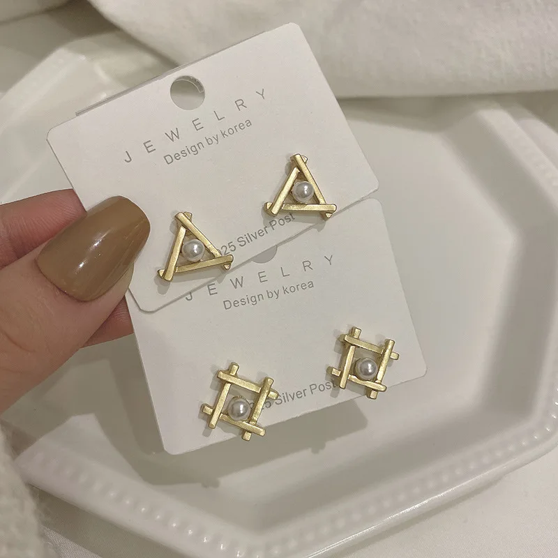 JUHU New Creative Geometric Pearl Earrings Wholesale Temperament Short Retro Irregular Earrings For Women
JUHU New Creative Geometric Pearl Earrings Wholesale Temperament Short Retro Irregular Earrings For Women