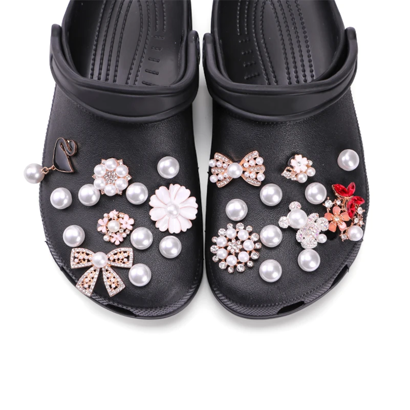 High Quality Fast Delivery Jewelry Luxury Charms Pearl Accessories Lady Clog Gift Luxury Designer Bling Pieces Charms, Customized color
High Quality Fast Delivery Jewelry Luxury Charms Pearl Accessories Lady Clog Gift Luxury Designer Bling Pieces Charms, Customized color