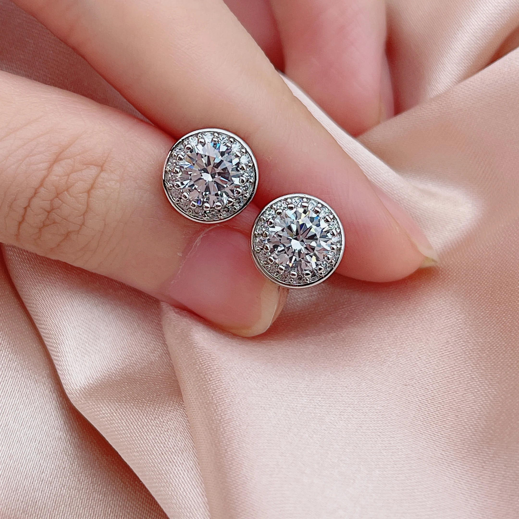 High quality full diamond 5A zircon diamond women's earrings S925 silver round European and American fashion hot style, White
High quality full diamond 5A zircon diamond women's earrings S925 silver round European and American fashion hot style, White