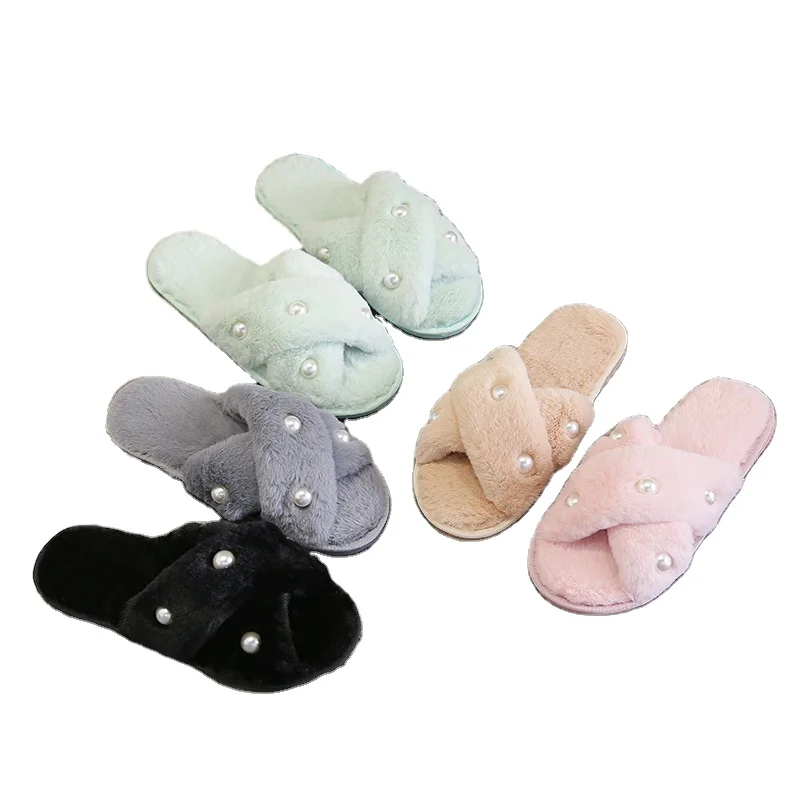 Plush slippers female 2021 new flat heel word pearl fashion wear cross Plush home slippers wholesale
Plush slippers female 2021 new flat heel word pearl fashion wear cross Plush home slippers wholesale