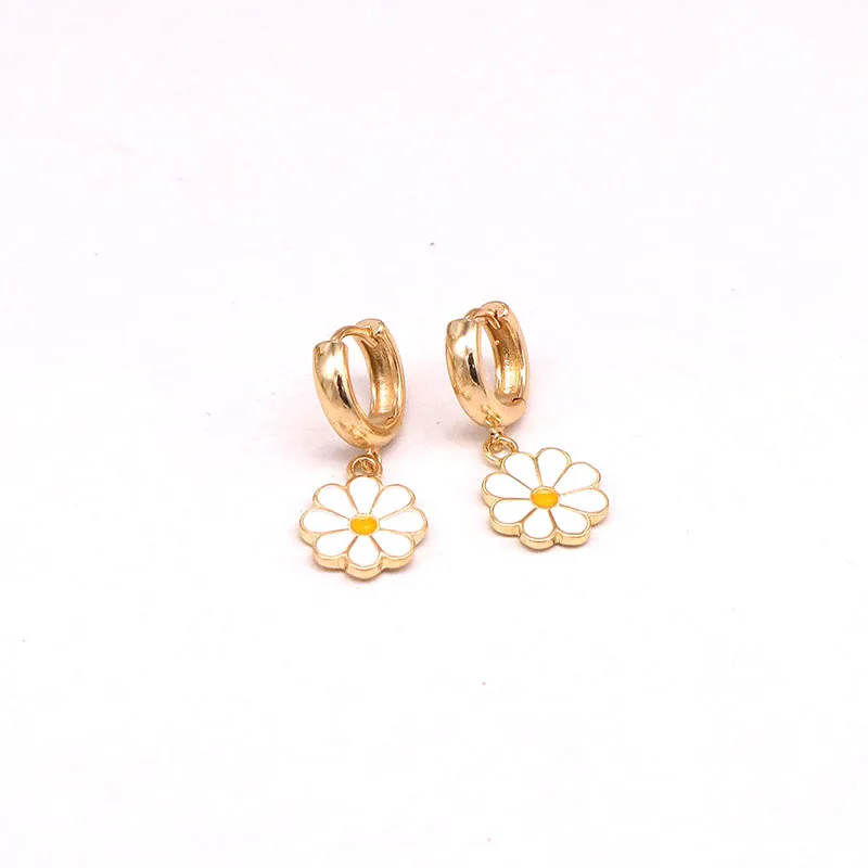 2021 best-seller shiny gold plated huggie brass hoop with white and yellow enamel daisy flower drop earring
2021 best-seller shiny gold plated huggie brass hoop with white and yellow enamel daisy flower drop earring