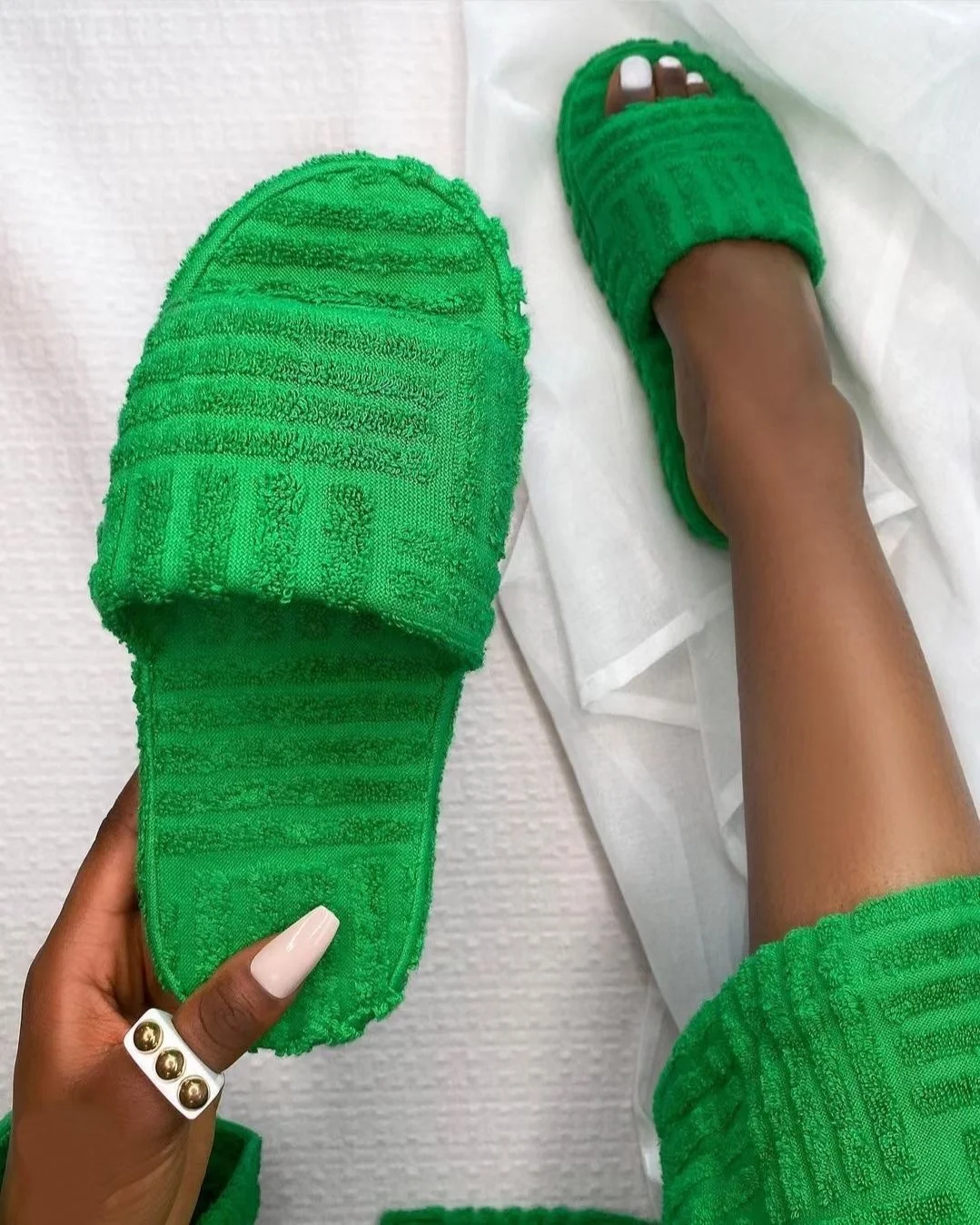 Fall 2021 fashion solid fur slippers warm cotton slippers pantufa mujer flat shoes fur slippers slip on casual outdoor footwear, As pciture
Fall 2021 fashion solid fur slippers warm cotton slippers pantufa mujer flat shoes fur slippers slip on casual outdoor footwear, As pciture