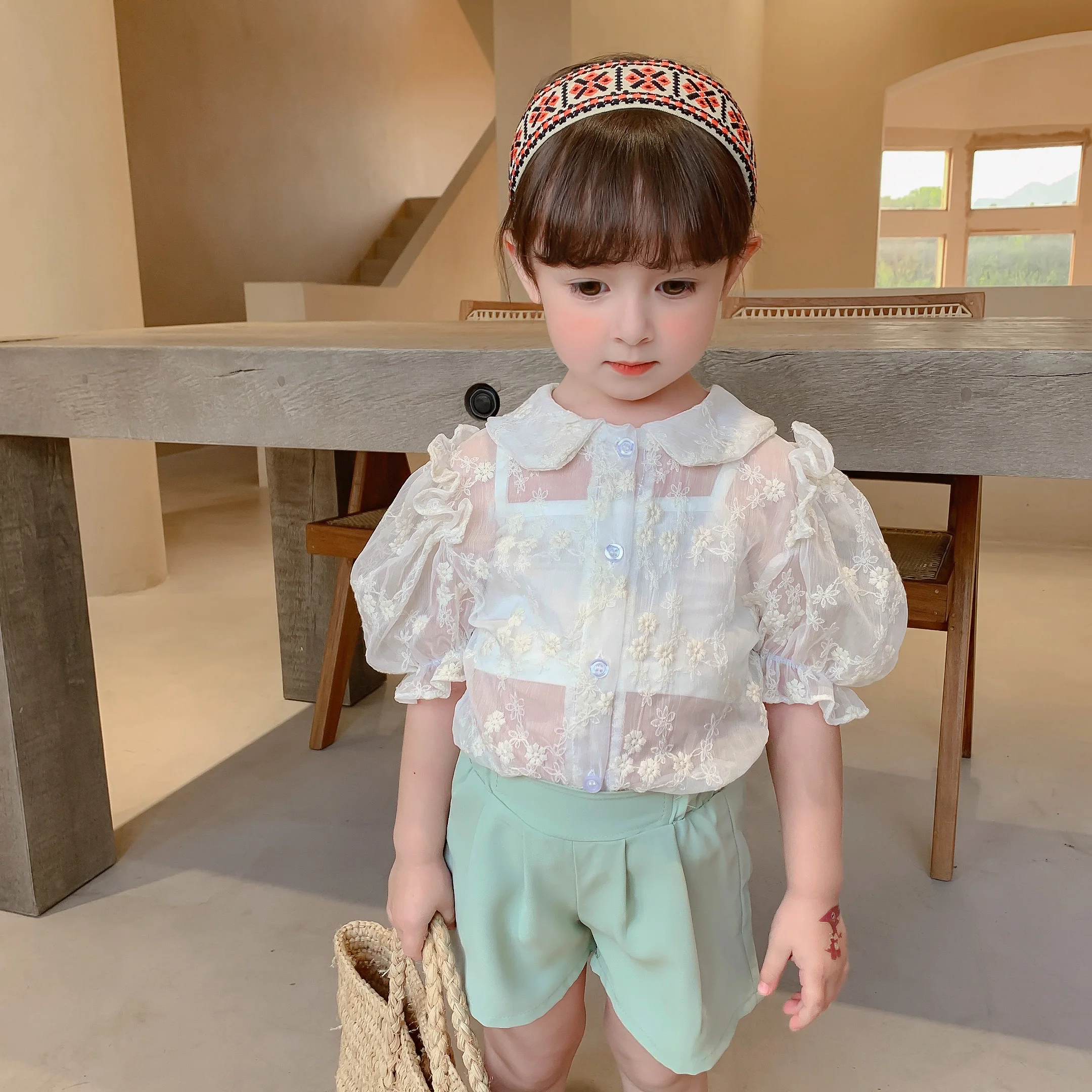 Summer new Korean edition of small and medium girls baby fashion slim shirt with short sleeves of lace temperament
Summer new Korean edition of small and medium girls baby fashion slim shirt with short sleeves of lace temperament