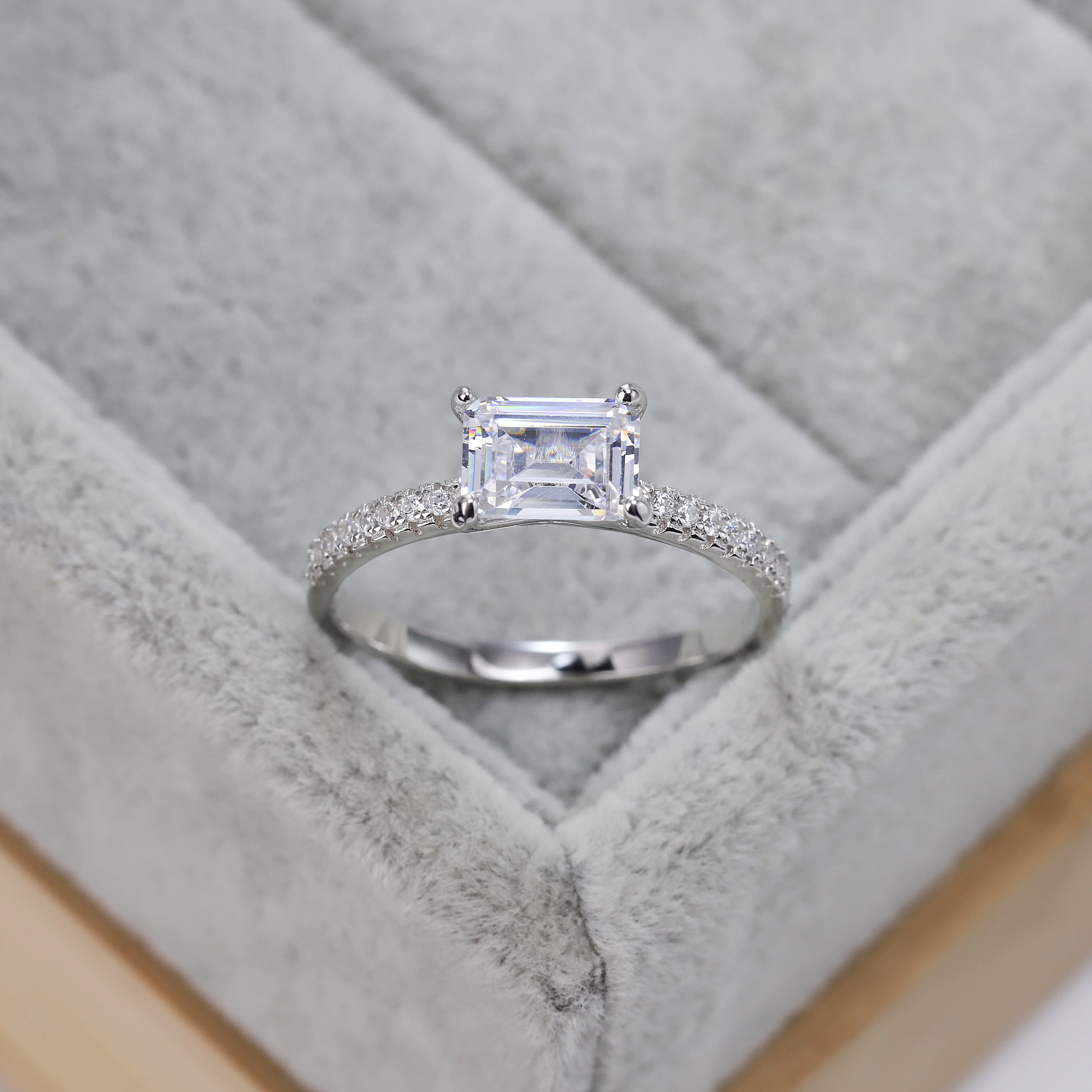 Best selling European and American S925 silver fashion wedding ring square crystal luxury jewelry women's gift
Best selling European and American S925 silver fashion wedding ring square crystal luxury jewelry women's gift