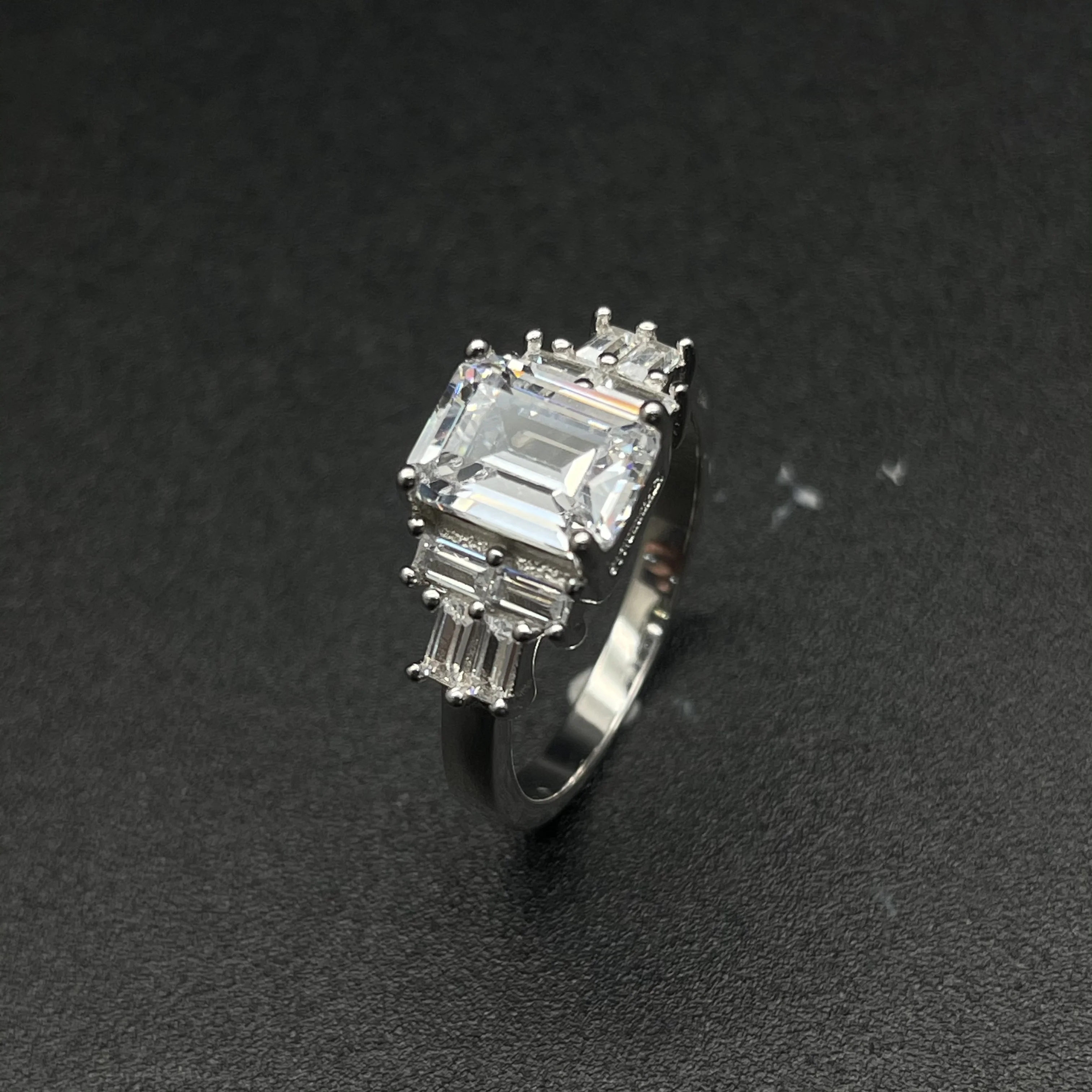 2022 Hot Selling Cushion Cut Clear Cubic Zirconia Wedding Engagement Rings Women's Silver Jewelry
2022 Hot Selling Cushion Cut Clear Cubic Zirconia Wedding Engagement Rings Women's Silver Jewelry