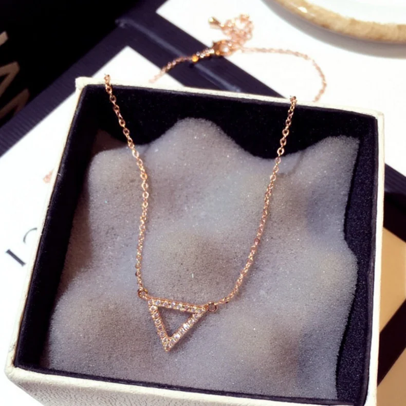 New Fashion Short Necklaces For Women Pendant Necklaces Hollow triangle-shaped Rhinestone Clavicle Chain Necklace
New Fashion Short Necklaces For Women Pendant Necklaces Hollow triangle-shaped Rhinestone Clavicle Chain Necklace