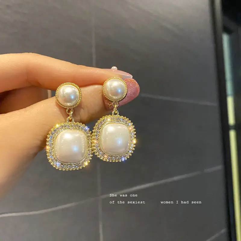 ins light luxury niche flash diamond cold wind pearl earrings custom acceptable designer women earrings
ins light luxury niche flash diamond cold wind pearl earrings custom acceptable designer women earrings