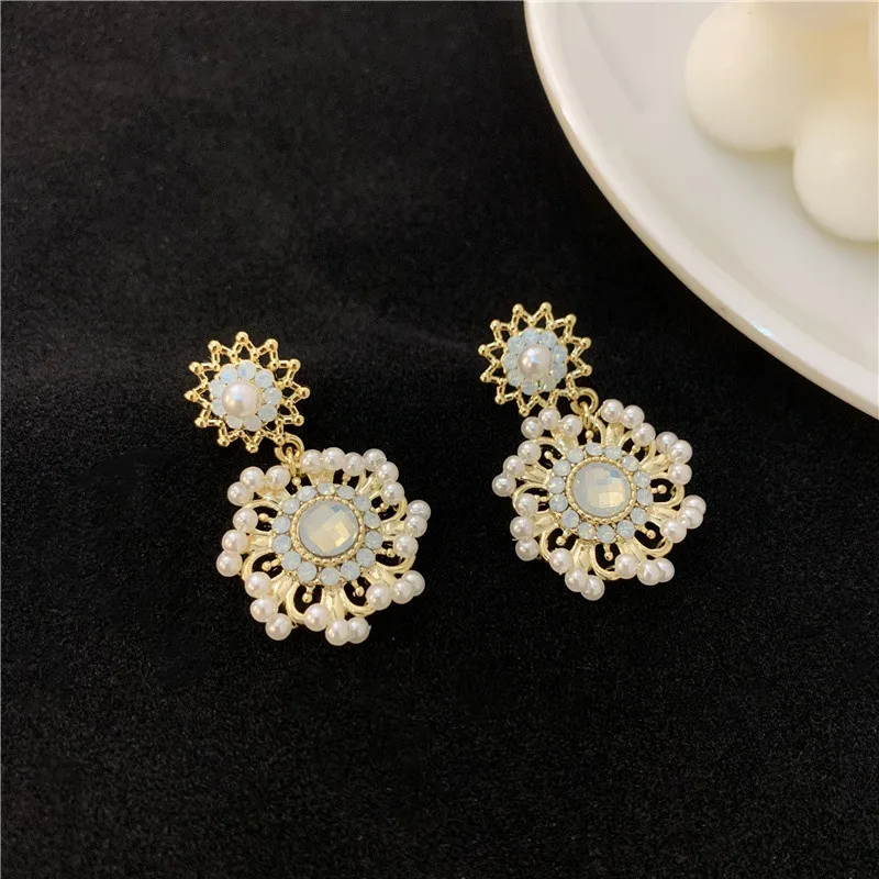 Retro inlaid rhinestone pearl earrings for women's personalized design hollow out metal fashion earrings
Retro inlaid rhinestone pearl earrings for women's personalized design hollow out metal fashion earrings