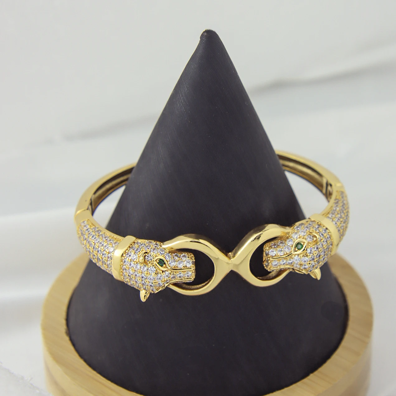 High Quality Gold Leopard Head Cz Bangle Bracelet 18K Gold Plated Anime Bracelets for Women
High Quality Gold Leopard Head Cz Bangle Bracelet 18K Gold Plated Anime Bracelets for Women