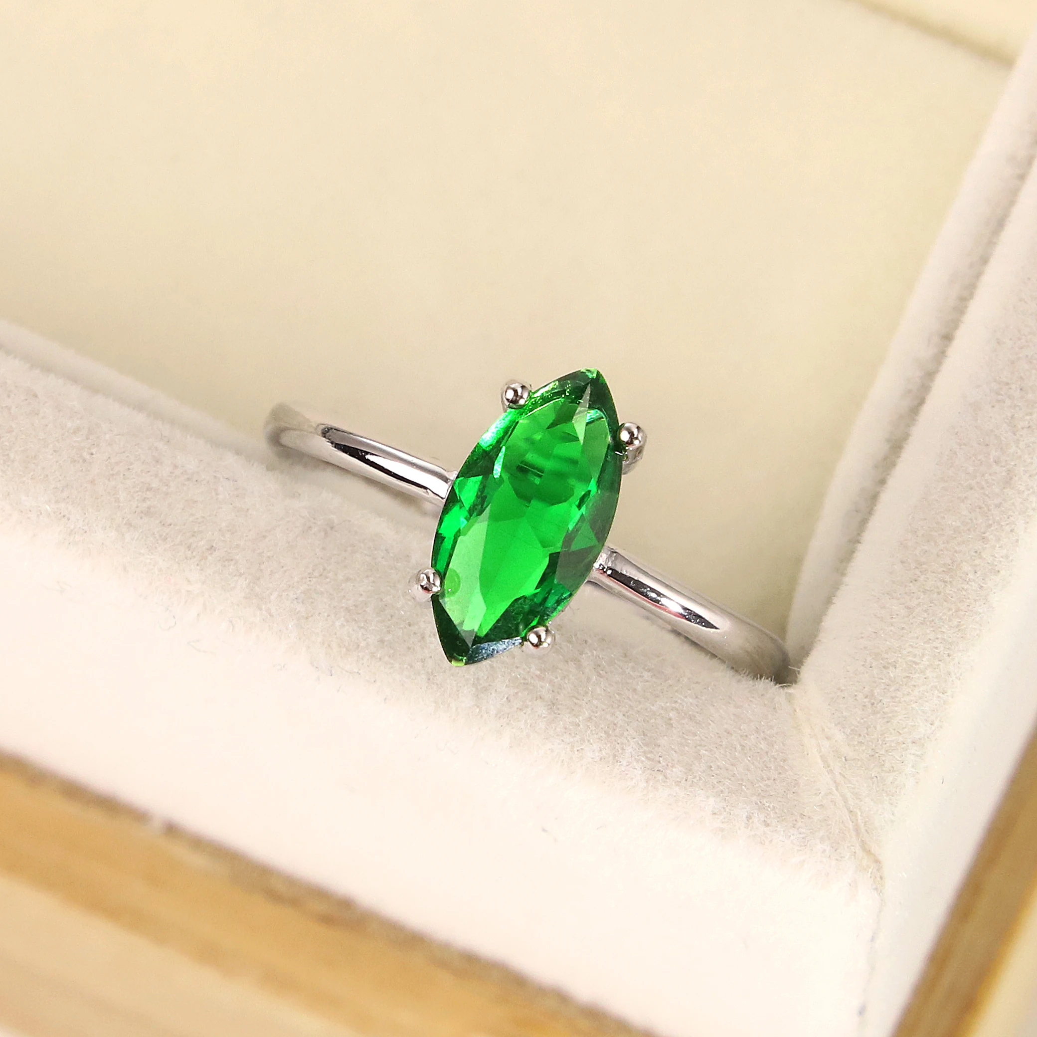 Best selling European and American fashion S925 Sterling Silver Light Sapphire Ring zircon drop crystal jewelry women's gift
Best selling European and American fashion S925 Sterling Silver Light Sapphire Ring zircon drop crystal jewelry women's gift