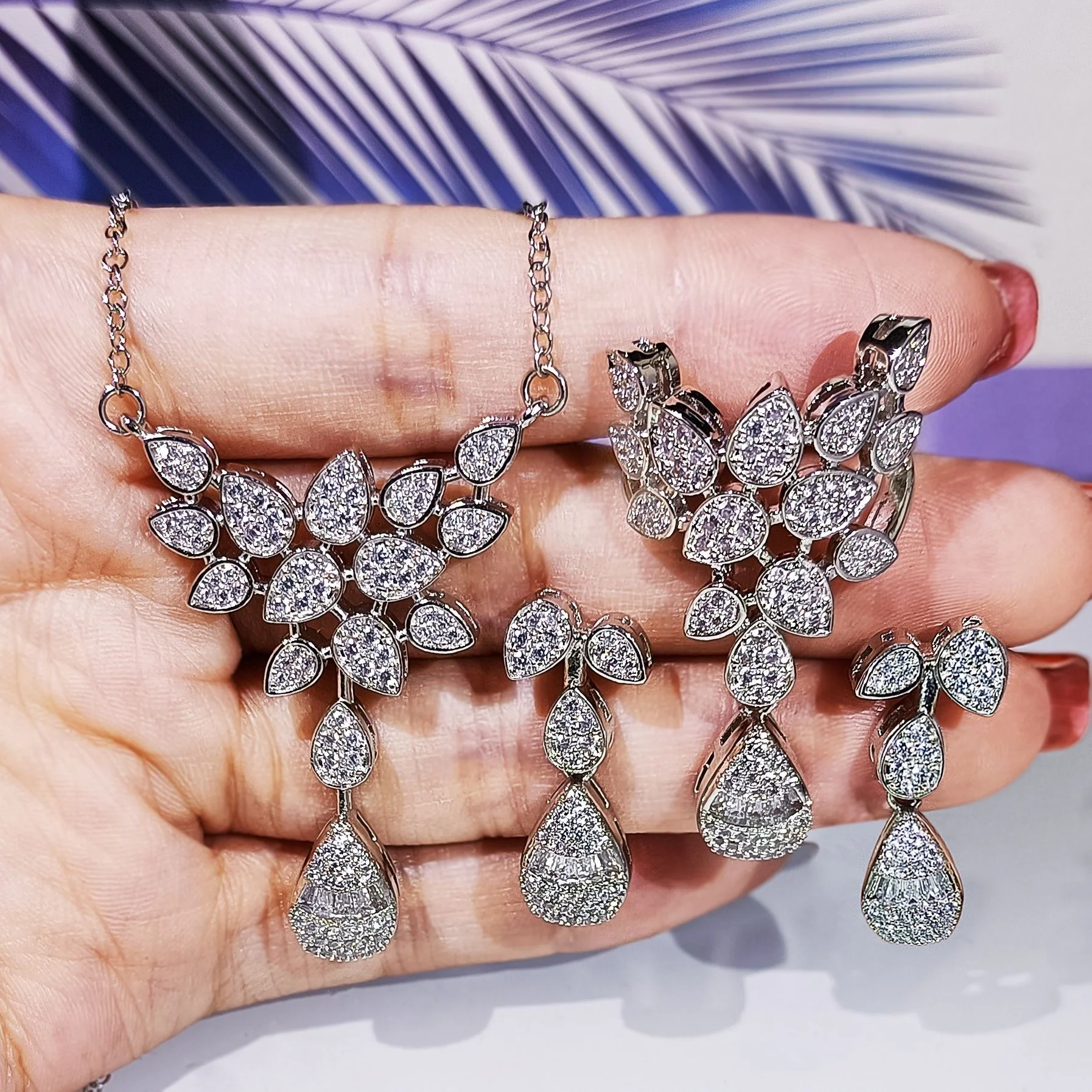 Luxury Classic Flower White Zircon Three-Piece Set Ring Earring Necklace Female Wedding Engagement jewelry set, Picture shows
Luxury Classic Flower White Zircon Three-Piece Set Ring Earring Necklace Female Wedding Engagement jewelry set, Picture shows