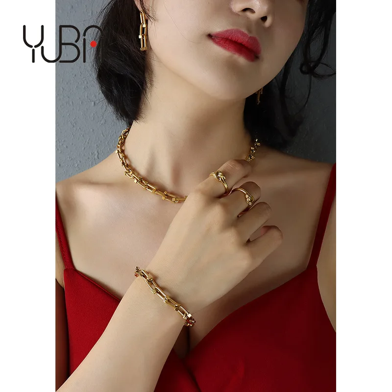 European Hiphop U-Shaped Horseshoe Chain Necklace Earring Women Stainless Steel 18k Gold-Plated Bracelets Jewelry Set
European Hiphop U-Shaped Horseshoe Chain Necklace Earring Women Stainless Steel 18k Gold-Plated Bracelets Jewelry Set