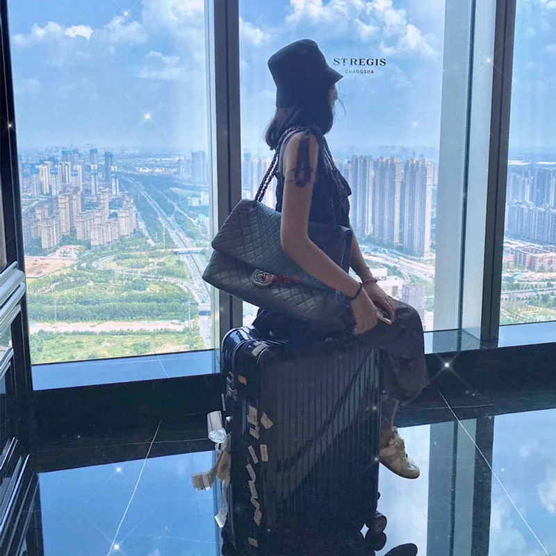 Travel bag oversized CF boarding bag hand Messenger Lingge cowhide caviar Airport bag oversized Luxury Genuine Leather Handbags
Travel bag oversized CF boarding bag hand Messenger Lingge cowhide caviar Airport bag oversized Luxury Genuine Leather Handbags
