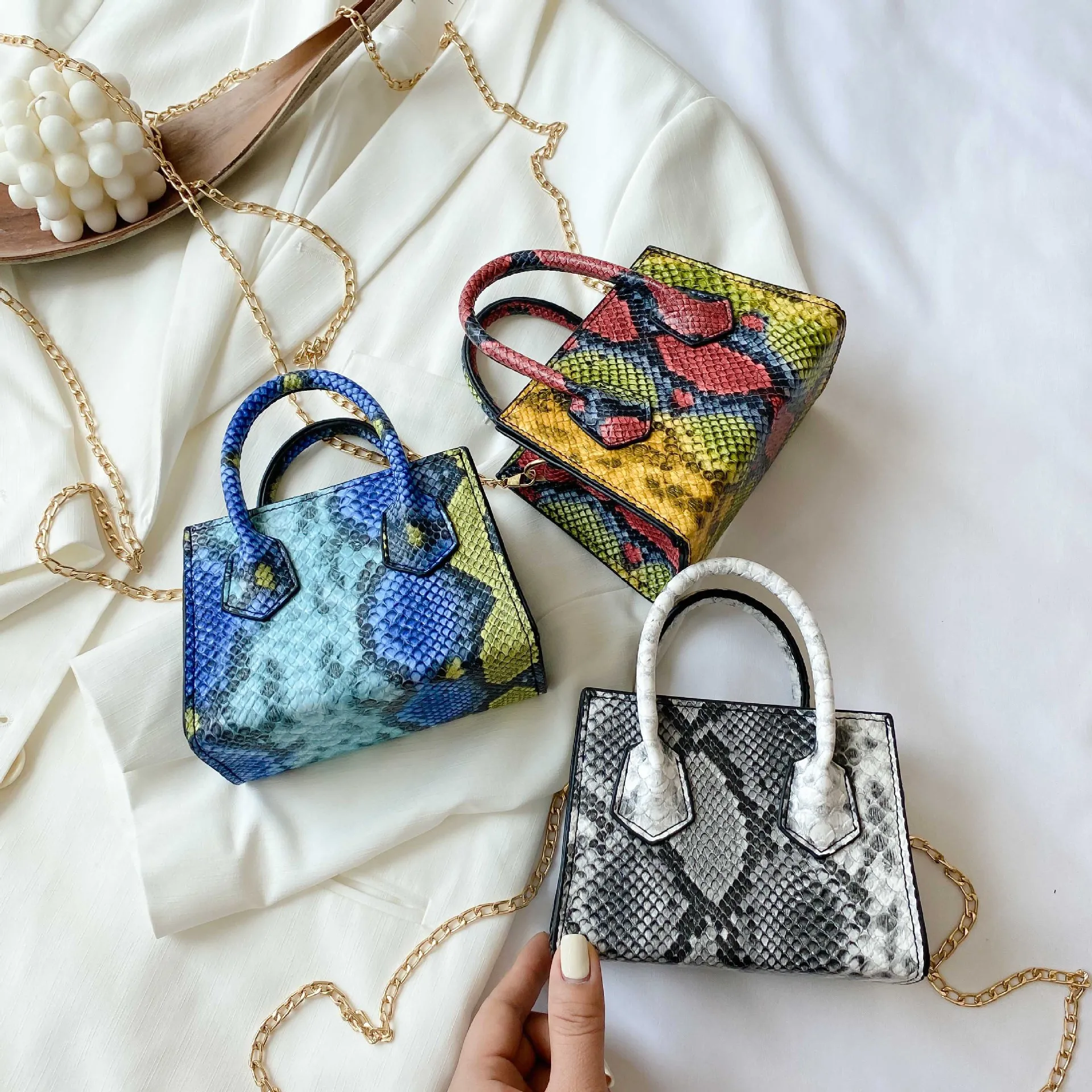 Mini serpentine women handbag 2020 chain messenger bag Crossbody Shoulder Women retro versatile trend simple fashion handbag
Mini serpentine women handbag 2020 chain messenger bag Crossbody Shoulder Women retro versatile trend simple fashion handbag