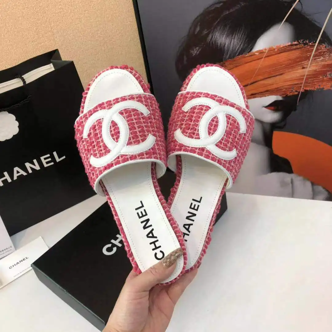 2022 Chanel-style slippers European and American Foreign trade large size luxury flat slippers
2022 Chanel-style slippers European and American Foreign trade large size luxury flat slippers