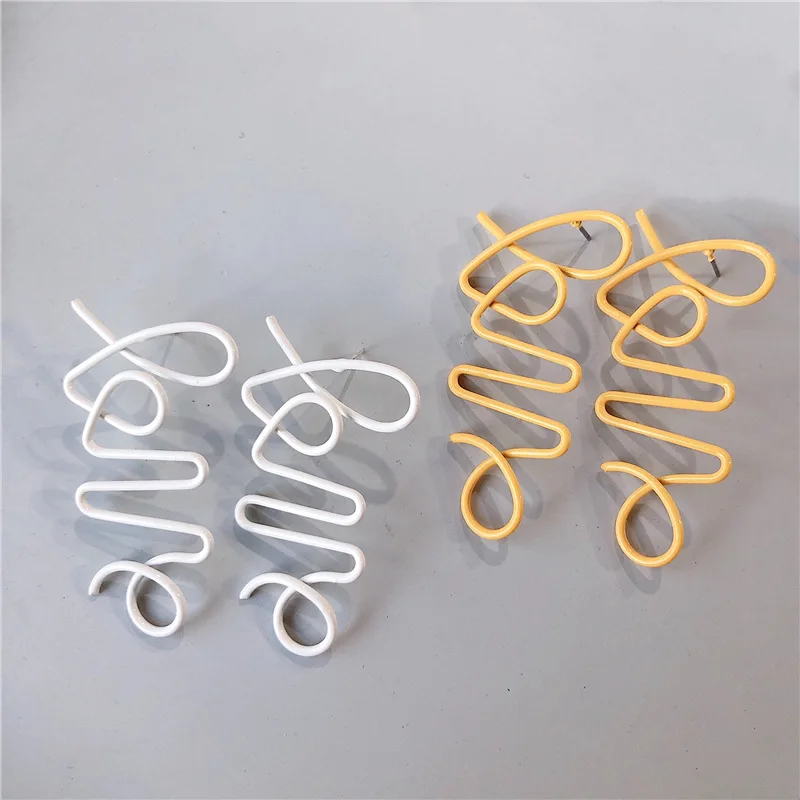 2020 new arrival colorful red white yellow LOVE letter earrings cool wind design metal art abstract curved earrings, Picture
2020 new arrival colorful red white yellow LOVE letter earrings cool wind design metal art abstract curved earrings, Picture