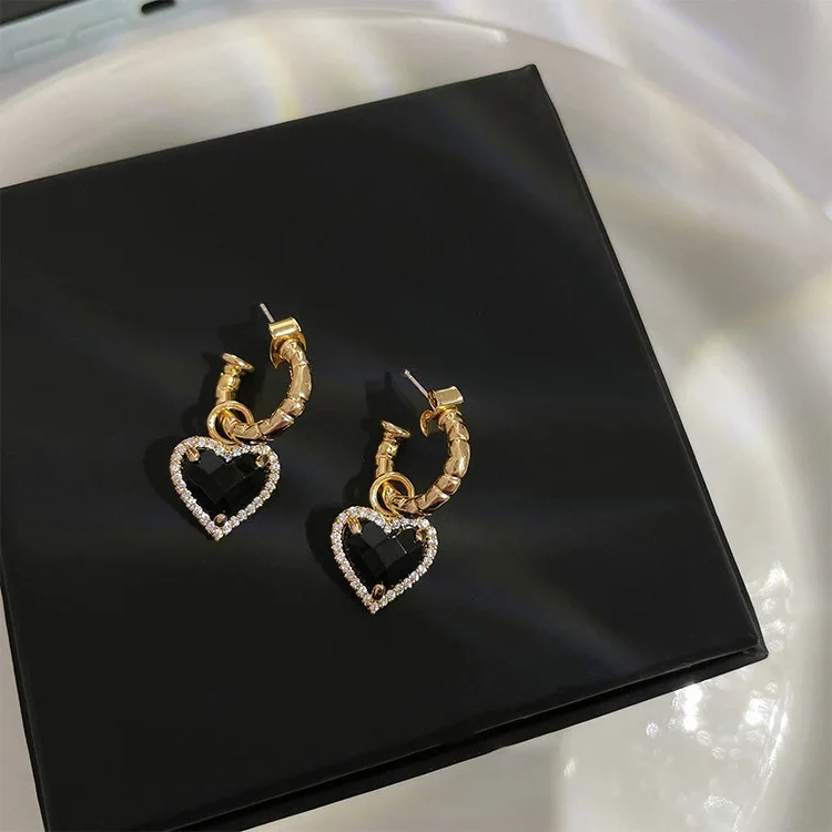 Vershal A924 French Style 18k Gold Plated Vintage Black CZ Heart Dangle C-shape Hoop Earrings Jewelry
Vershal A924 French Style 18k Gold Plated Vintage Black CZ Heart Dangle C-shape Hoop Earrings Jewelry