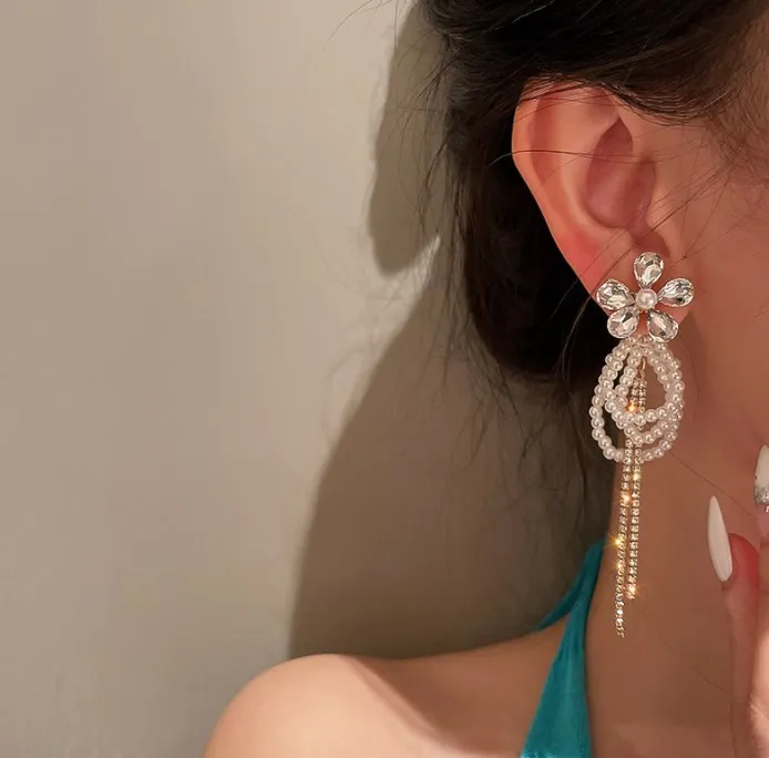 Real gold plated 925 silver needle set diamond flower pearl tassel earrings Korean temperament party holiday earrings
Real gold plated 925 silver needle set diamond flower pearl tassel earrings Korean temperament party holiday earrings