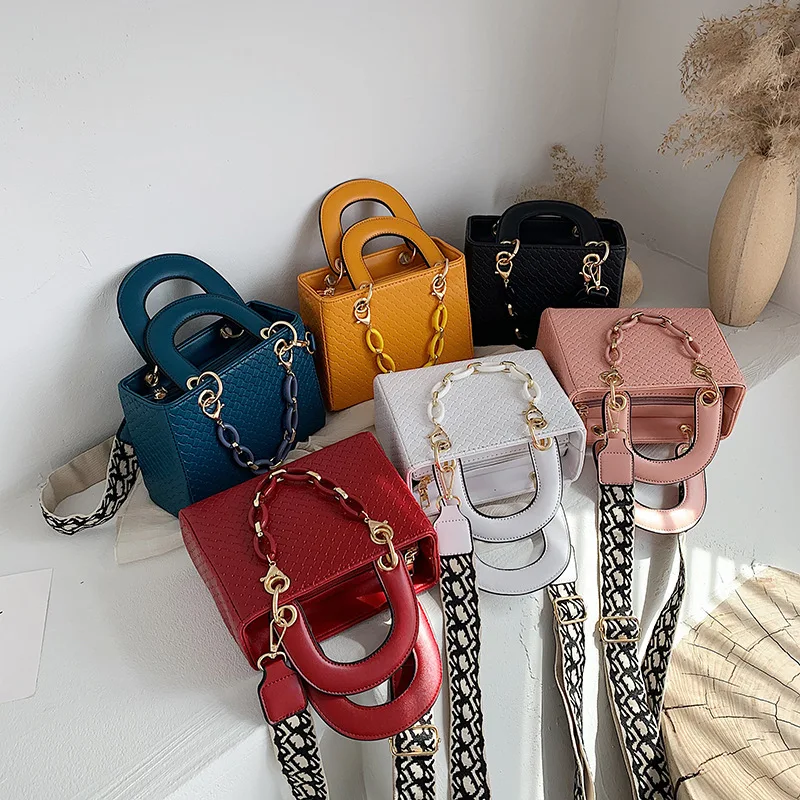 2021 Fashion Girl Purses Luxury Brand Square Wide Strap Chain Crossbody Bag Womens Designers Purses Luxury Custom Handbags
2021 Fashion Girl Purses Luxury Brand Square Wide Strap Chain Crossbody Bag Womens Designers Purses Luxury Custom Handbags