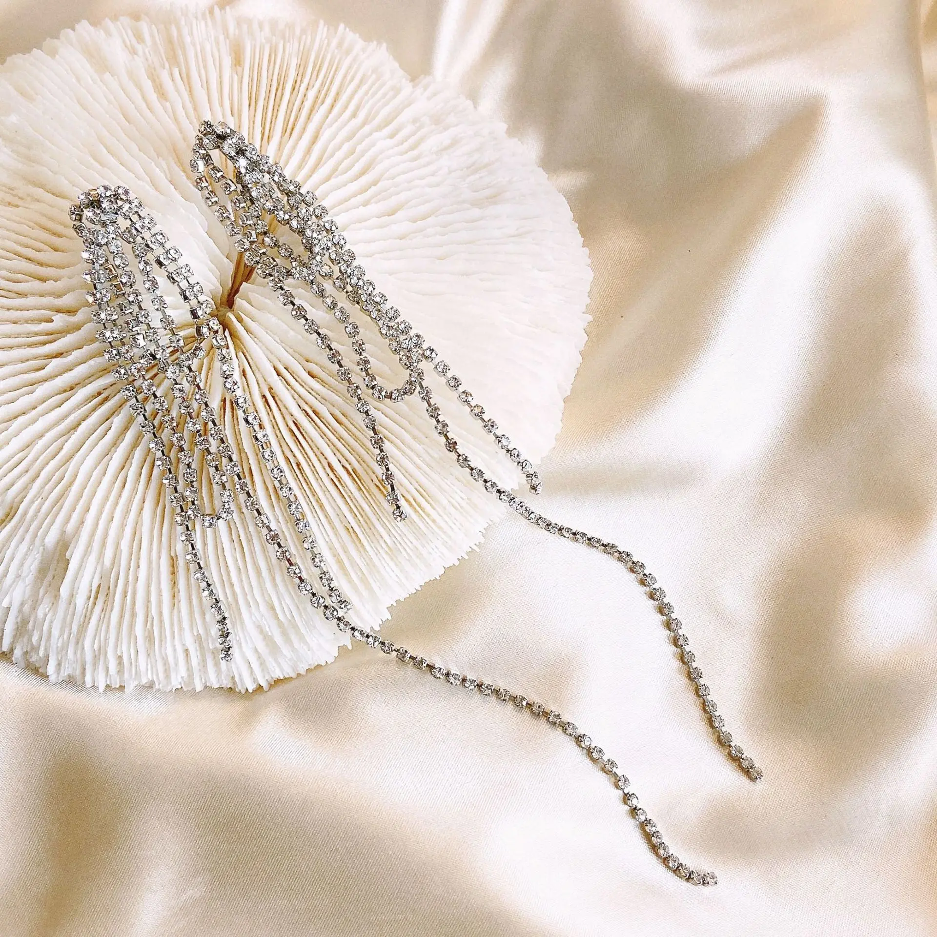 Retro vintage luxury ear clips long flashing earrings fine jewelry diamond tassel earrings for women, As the picture show
Retro vintage luxury ear clips long flashing earrings fine jewelry diamond tassel earrings for women, As the picture show