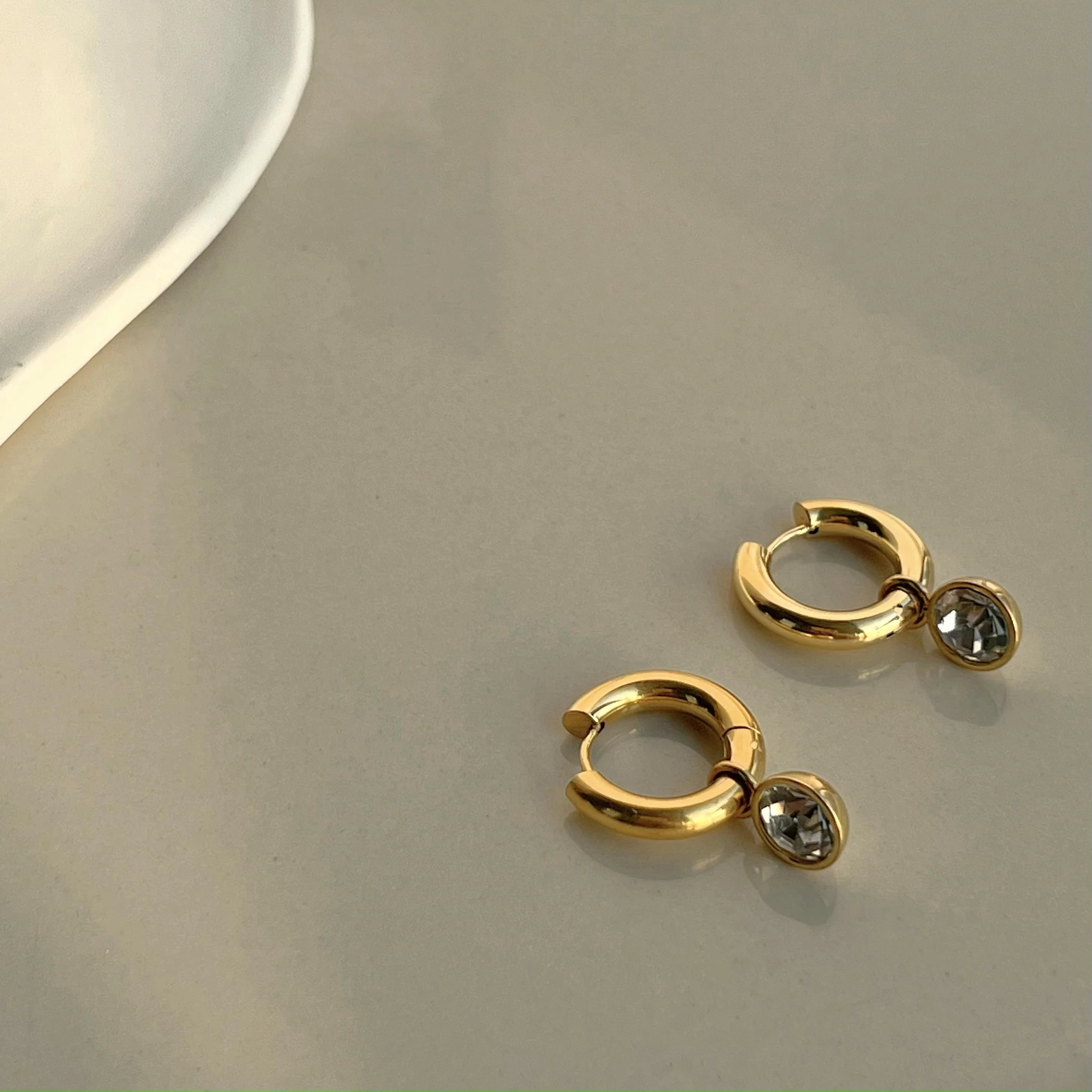 2022 Dazan New 18k Pvd Gold Plated Stainless Steel Tarnish Free Waterproof Simple Style Lunar White Zircon Earrings For Women
2022 Dazan New 18k Pvd Gold Plated Stainless Steel Tarnish Free Waterproof Simple Style Lunar White Zircon Earrings For Women