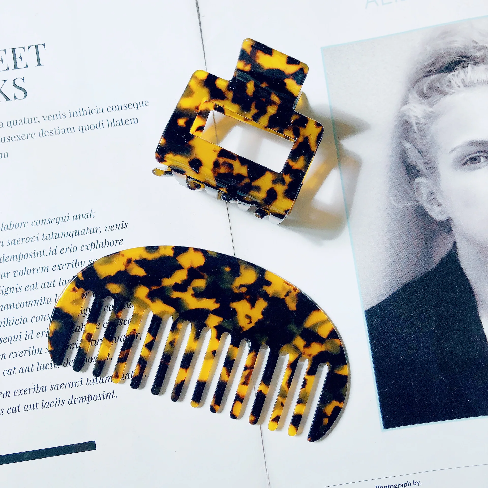 Envrionmental protection acetic acid hair clip comb set temperament disc hair shark clip acetic acid hair comb combination
Envrionmental protection acetic acid hair clip comb set temperament disc hair shark clip acetic acid hair comb combination