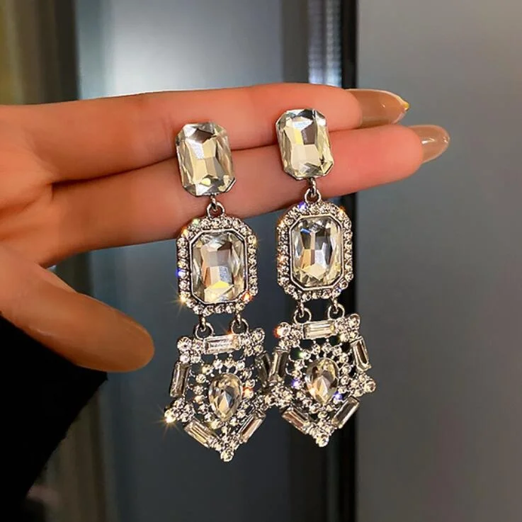 Long rhinestone earrings 2021 new trendy classic women silver earrings European luxury crystal dangle statement drop earrings, Many colors fyi
Long rhinestone earrings 2021 new trendy classic women silver earrings European luxury crystal dangle statement drop earrings, Many colors fyi
