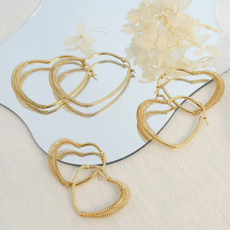 Retro Statement 18K Gold Plated Heart Dangle Earrings Irregular Titanium Steel Love Heart Vintage Hoop Earrings For Women
Retro Statement 18K Gold Plated Heart Dangle Earrings Irregular Titanium Steel Love Heart Vintage Hoop Earrings For Women