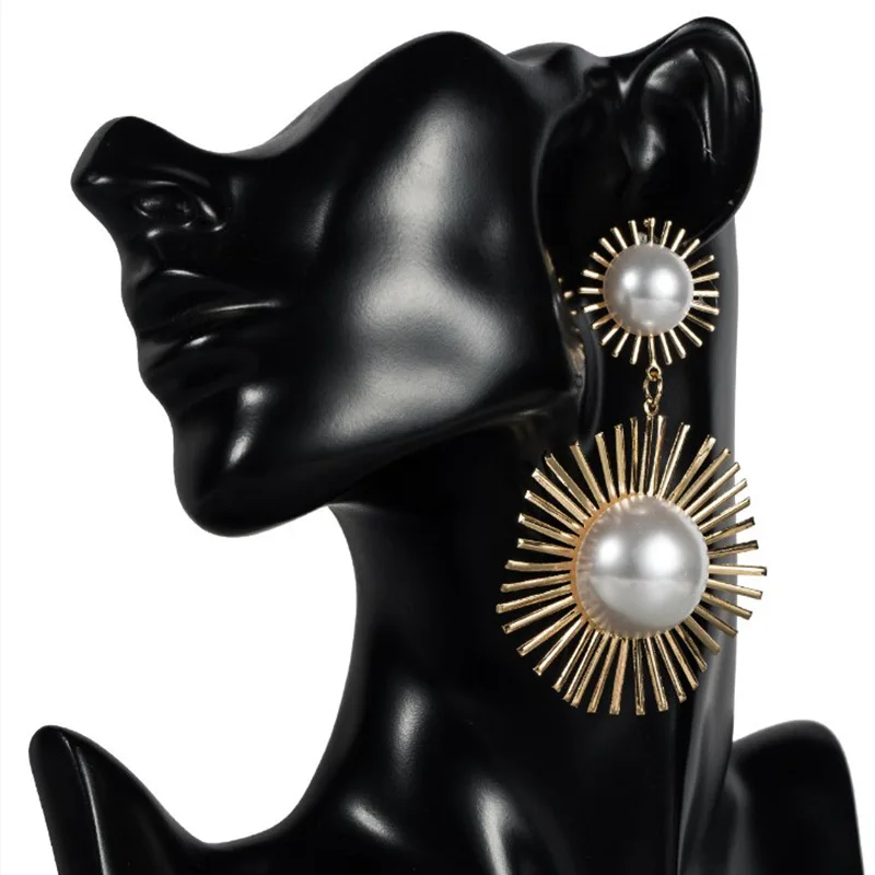 Europe and the United States new fashion pearl earrings metal hollow out flower earrings fashion show style people earrings
Europe and the United States new fashion pearl earrings metal hollow out flower earrings fashion show style people earrings