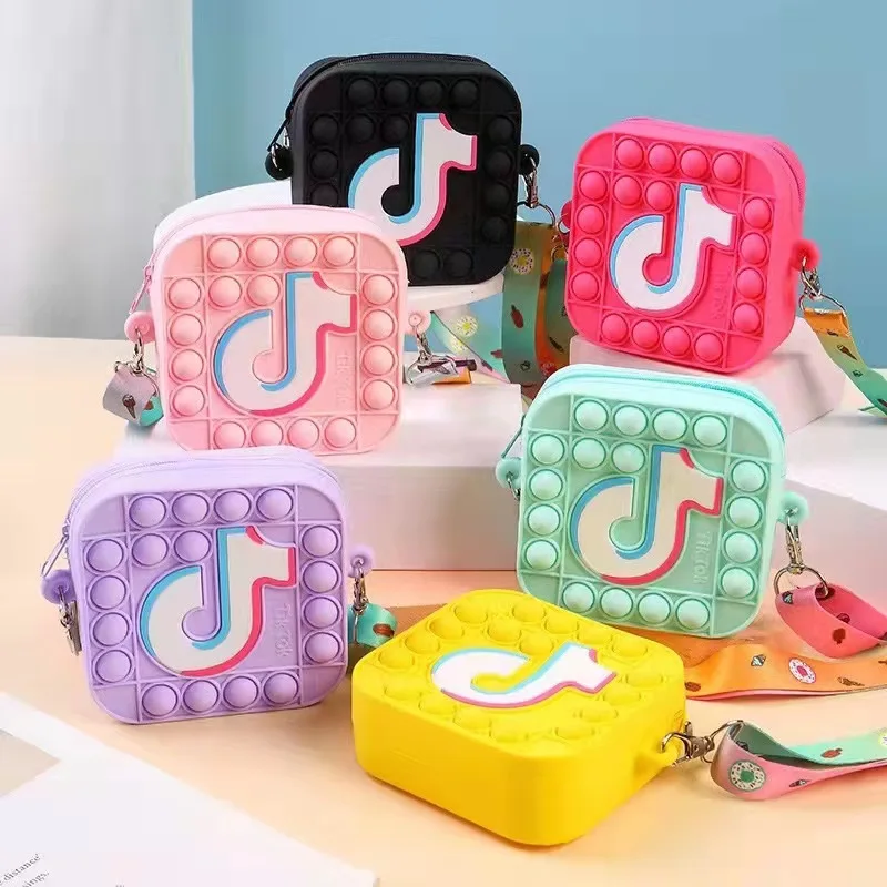 2022 Small Kid Cartoon Silicone Fidget Purse Little Girls Pop Coin Purses bags
2022 Small Kid Cartoon Silicone Fidget Purse Little Girls Pop Coin Purses bags